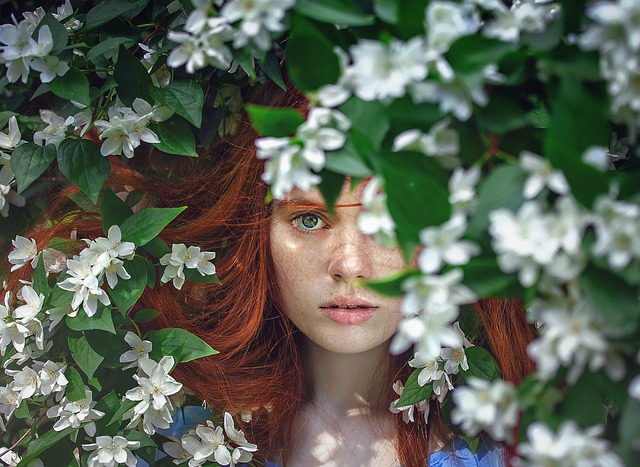 髪　セット　崩れる　前髪　緑に隠れる女性　白い花が咲いている